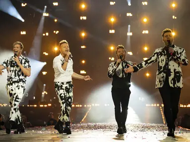 Westlife tampil pada pertunjukan di Wembley Stadium, London, Inggris, 6 Agustus 2022. Westlife membuat sejarah dengan membuat pertunjukan di Wembley Stadium. (Aaron Chown/PA via AP)