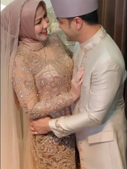 Venna Melinda dan Ferry Irawan Fetting Baju (Instagram/vennamelindareal)