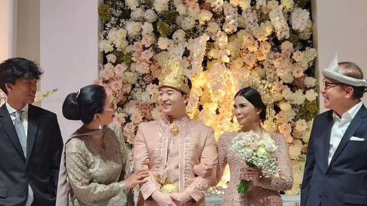 Pada malam itu, pasangan pengantin terlihat sangat bahagia.