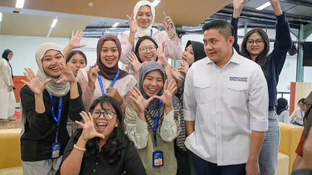 Sekretaris Kabinet (Seskab) Letkol Teddy Indra Wijaya mengecek salah satu pelaksanaan program Magang Nasional di perusahaan swasta kosmetik terbesar di Indonesia.