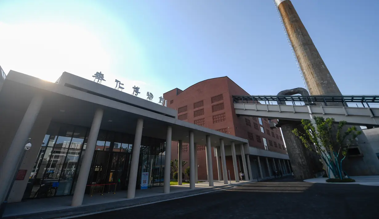 Pemandangan sebuah museum yang dialihfungsikan dari bekas pembangkit listrik di Kota Ningbo, Provinsi Zhejiang, China, Jumat (12/6/2020). Museum seluas 6.000 meter persegi ini memiliki tiga ruang pameran permanen dan lima ruang pameran sementara. (Xinhua/Huang Zongzhi)