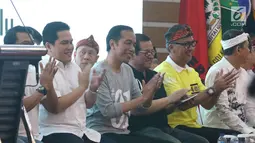 Calon Presiden Nomor Urut 01 Joko Widodo (Jokowi) didampingi Ketua Tim Kampanye Nasional Erick Thohir beserta pimpinan partai koalisi menghadiri silaturahmi dengan calon legislatif partai koalisi di Bandung, Sabtu (10/11). (Liputan6.com/Angga Yuniar)
