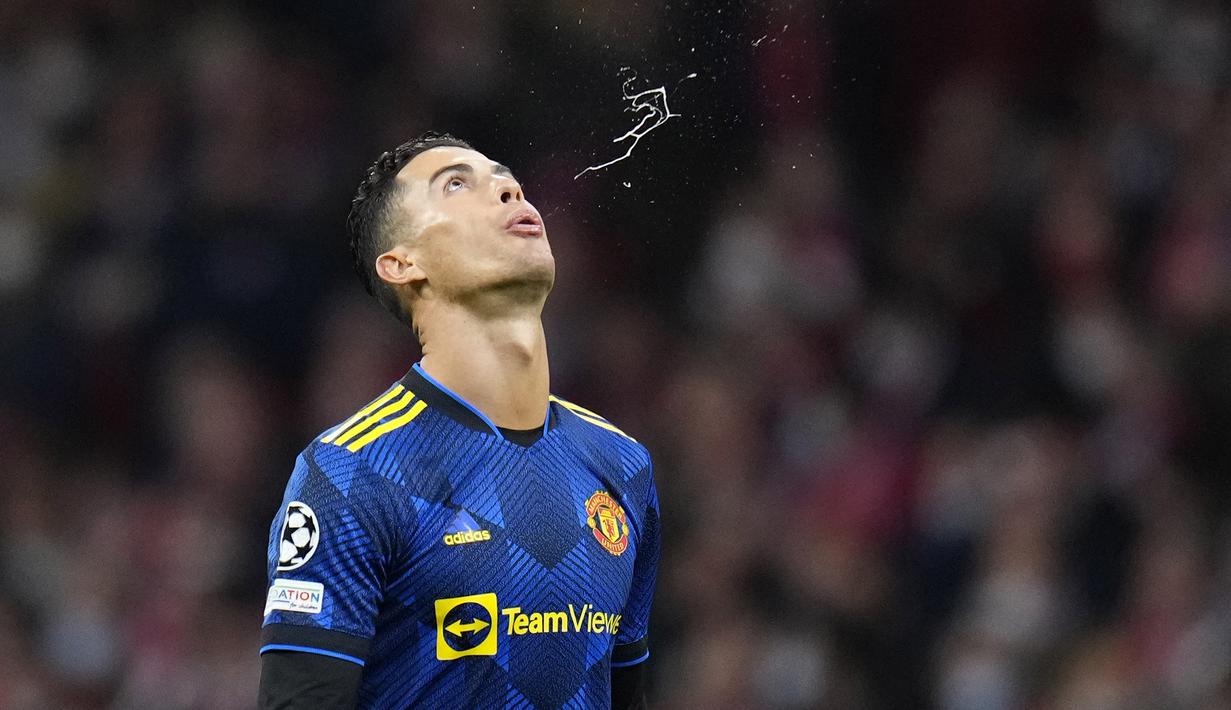 Manchester United hanya mampu bermain imbang 1-1 kala menyambangi markas Atletico Madrid dalam leg pertama babak 16 Besar Liga Champions 2021/2022, Rabu (23/2/2022). Sang bintang, Cristiano Ronaldo tak berkutik di hadapan klub yang sempat jadi lawan favoritnya. (AP/Manu Fernandez)