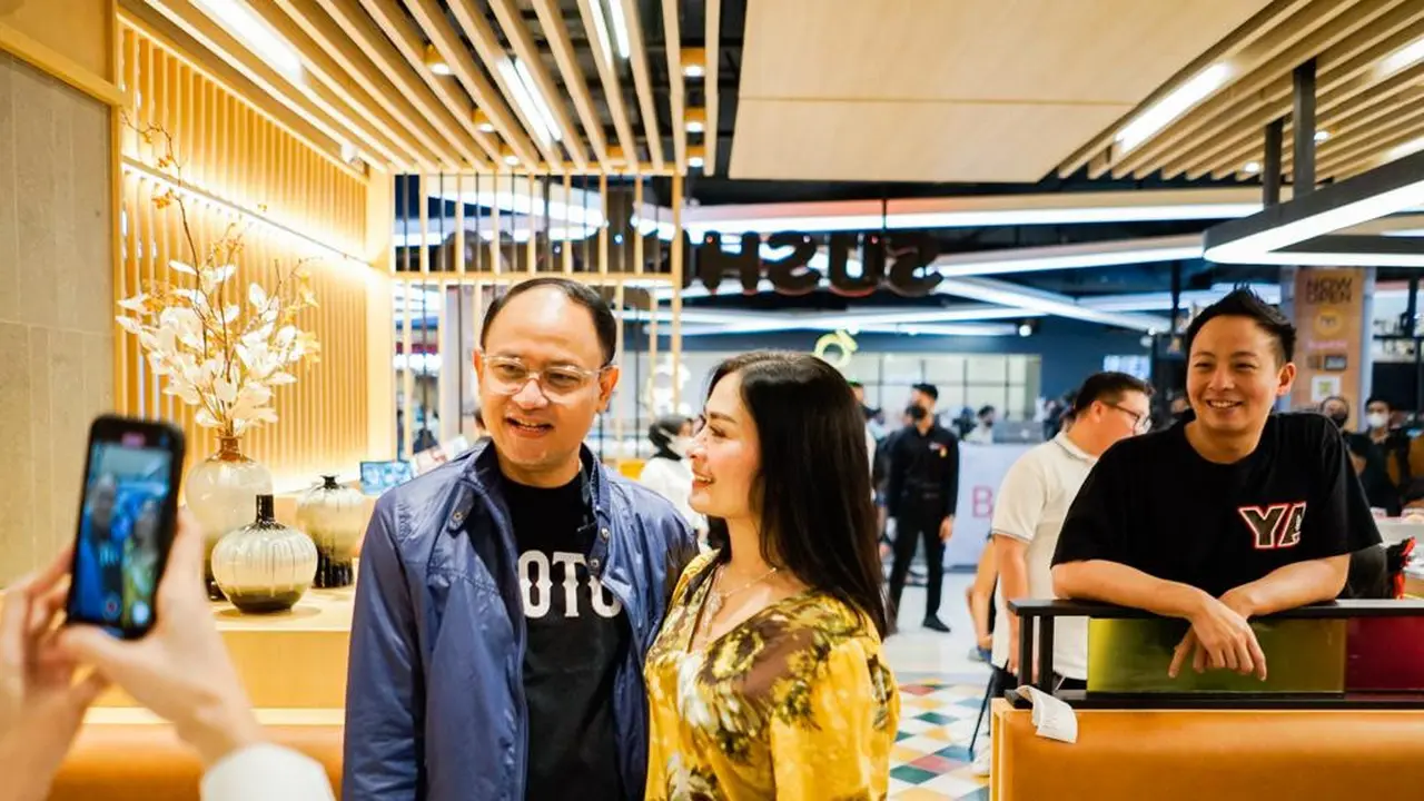Iis Dahlia bersama suami, Satrio Dewandono, di sela-sela acara grand opening Sushi Ya, Kota Kasablanka (ist)