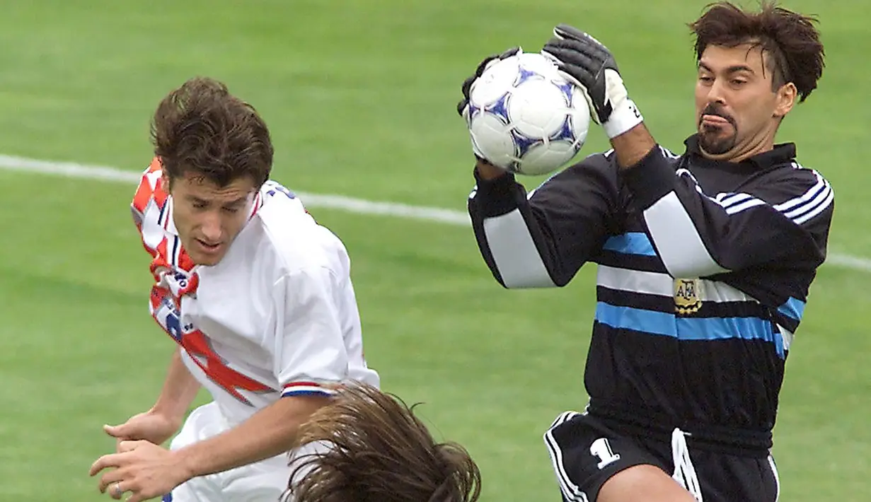 Di matchday ketiga saat jumpa Argentina (26/6/1998), Kroasia kalah 0-1 lewat gol tunggal Mauricio Pineda pada menit ke-36. Di laga inilah satu-satunya kegagalan Davor Suker mencetak gol untuk Kroasia di Piala Dunia 1998. Lolos sebagai runner-up Grup H, Kroasia lolos ke 16 besar dan akan menantang Rumania sebagai juara Grup G. (AFP/Derrick Ceyrac)