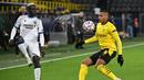 Bek Borussia Dortmund, Manuel Akanji, berebut bola dengan gelandang Club Brugge, Krepin Diatta, pada laga lanjutan Liga Champions di Signal Iduna Park, Rabu (25/11/2020) dini hari WIB. Borussia Dortmund menang 3-0 atas Club Brugge. (AFP/Ina Fassbender)