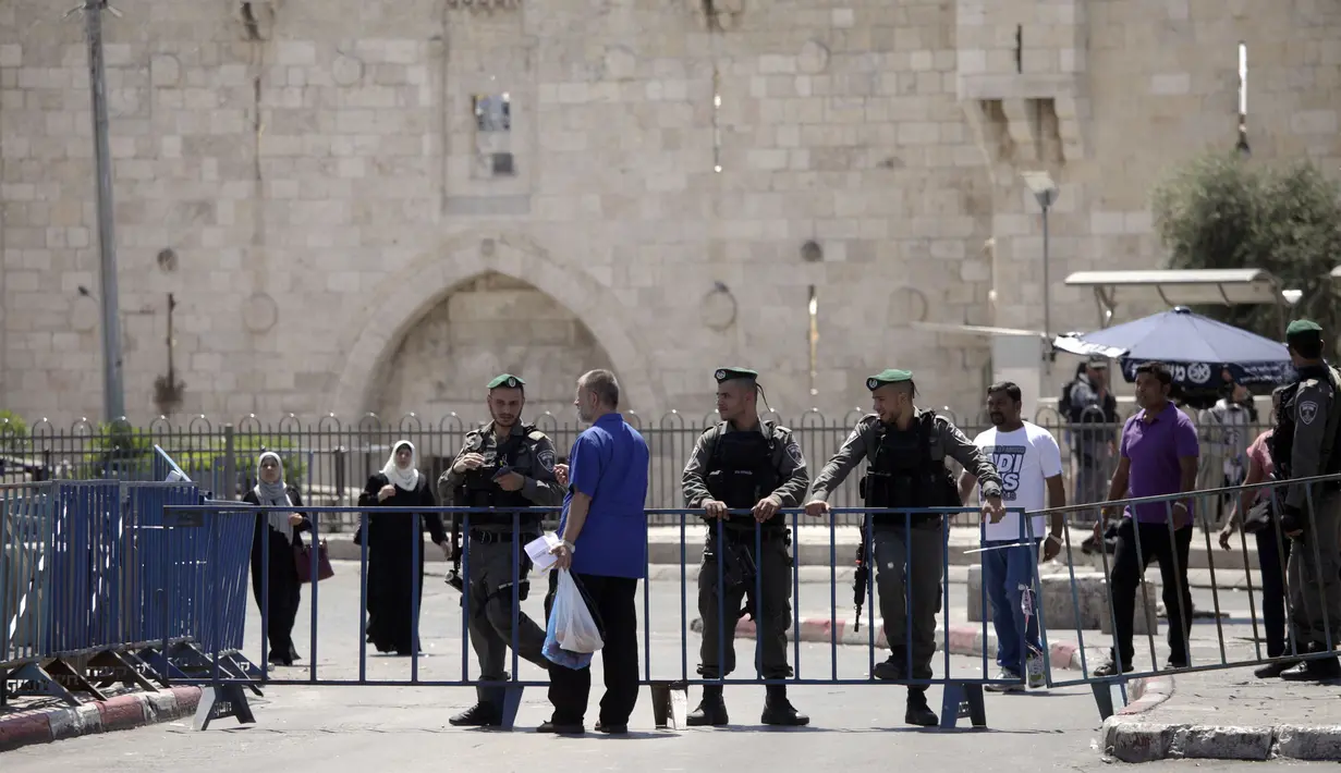 Tidak hanya di Masjid AL-Aqsa, petugas polisi Israel juga melakukan penjagaan ketat di luar gerbang Damaskus di Kota Tua Yerusalem, Sabtu (15/7). Umat muslim Palestina diperbolehkan melakukan ibadah asal tetap dalam penjagaan petugas. (AP/Mahmoud Illean)