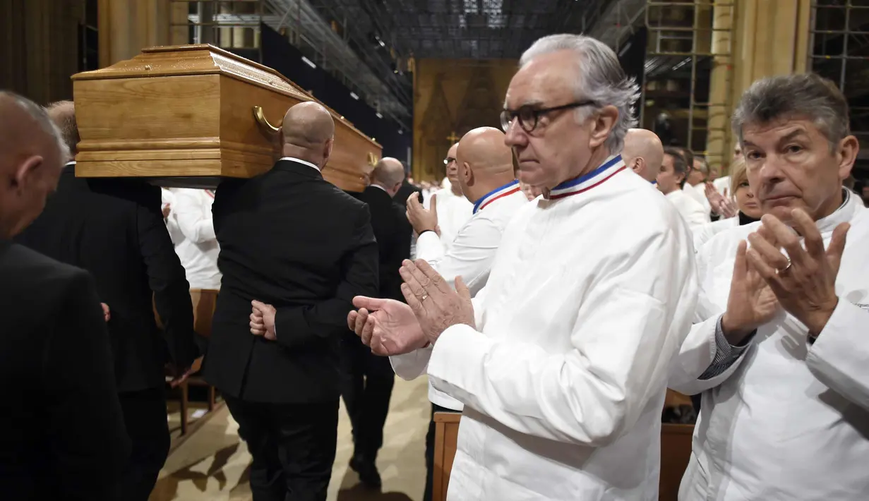Koki Prancis Alain Ducasse dan Regis Marcon bertepuk tangan saat menghadiri upacara misa pemakaman master koki asal prancis Paul Bocuse di Katedral Saint-Jean di Lyon, Prancis tengah, (26/1). (Philippe Desmazes/Pool Photo via AP)
