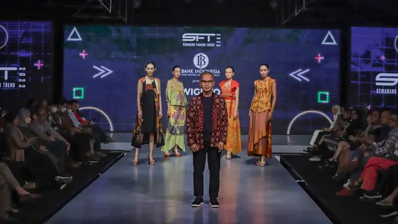 Eksotika Wastra Lumajang Karya Wignyo di Semarang Fashion Trend 2022.