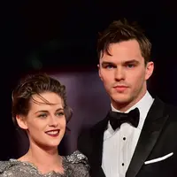 Kristen Stewart dan Nicholas Hoult di premier film Equals. Foto: dailymail.co.uk
