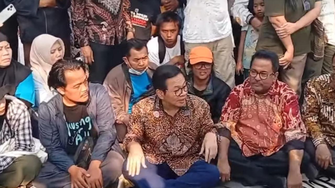 VIDEO: Pramono-Rano Lesehan Duduk di Jalan, Temui Demo Warga Kampung Bayam Bahas Soal Rusun