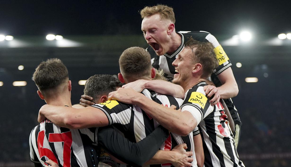 Para pemain Newcastle United merayakan gol yang dicetak oleh Fabian Schar ke gawang Aston Villa pada laga Liga Inggris di Stadion Villa Park, Birmingham, Selasa (30/1/2024). Berkat hasil ini, Aston Villa harus puas tetap menduduki peringkat empat dengan poin 43. Pasukan Unai Emery pun gagal menembus tiga besar klasemen. (Jacob King/PA via AP)