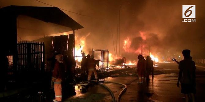 VIDEO: Kebakaran Lapak Barang Bekas di Cakung-Cilincing