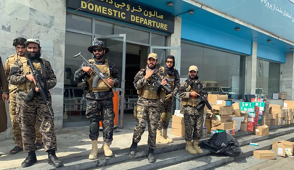 Pasukan Taliban berjaga-jaga dalam Bandara Internasional Hamid Karzai setelah penarikan Amerika Serikat (AS) di Kabul, Afghanistan, Selasa (31/8/2021). Taliban memegang kendali penuh atas Bandara Kabul setelah pesawat AS terakhir meninggalkan landasan pacu. (AP Photo/Kathy Gannon)