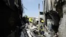 Petugas pemadam kebakaran memadamkan bara api dari pesawat kecil yang jatuh dekat pasar swalayan daerah permukiman di Tires, Portugal, Senin (17/4). Pesawat pribadi itu jatuh tidak lama setelah lepas landas, dalam perjalanan ke Prancis ( Bruno COLACO/AFP)
