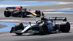 Juara dunia bertahan ini diikuti oleh duet pembalap Mercedes AMG Petronas, Lewis Hamilton, di posisi kedua, dan George Russell di posisi ketiga. (AP/Manu Fernandez)