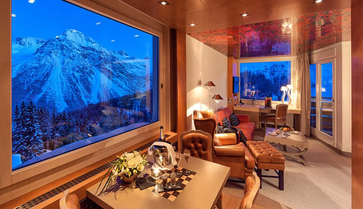 Tschuggen Grand Hotel di Swiss merupakan penginapan dengan bangunan yang sangat unik, dimana Atapnya memiliki serangkaian segmen berwarna yang menonjol terhadap karpet putih salju. hotel ini memiliki 130 kamar dan lima restoran. (Dailymail)