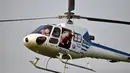 Seorang pria mengenakan kostum Santa Claus melambaikan tangan saat tiba di istana kepresidenan di Pantai Gading (23/12). (AFP Photo/Sia Kambou)