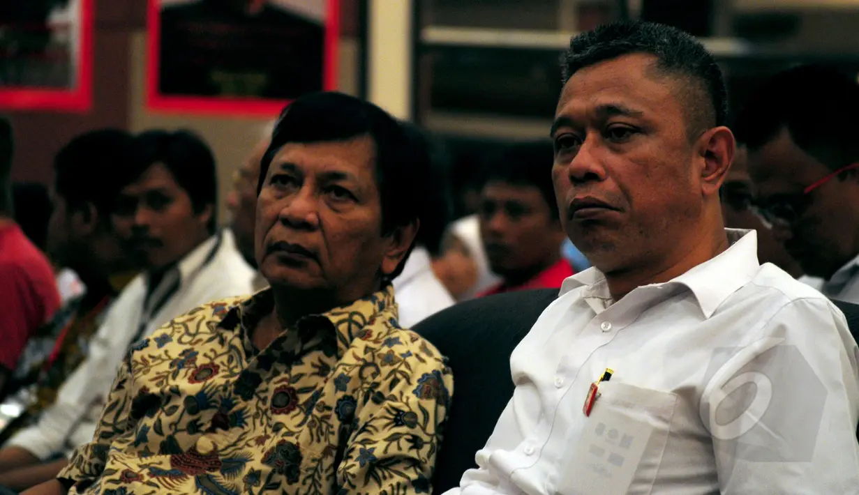 Agus Jabo Priyono (kiri) dan Hariman Siregar saat menghadiri Kongres PRD ke-8 di Hotel Acacia, Jakarta, Selasa (24/3/2015). PRD akan berjuang untuk menjadi salah satu kontestan dalam Pemilu 2019 nanti.(Liputan6.com/Yoppy Renato)