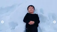 Rafathar asyik tiduran beralaskan salju (Dok.Instagram/@raffinagita1717/https://www.instagram.com/p/B6O7fwohJpf/Komarudin)