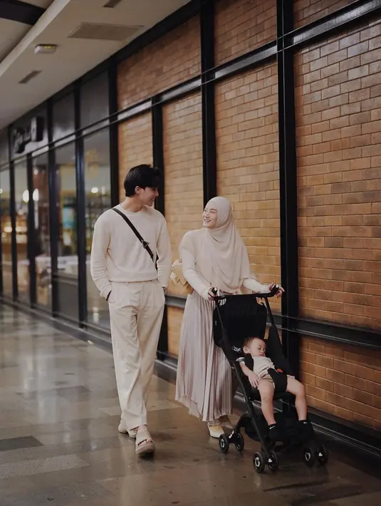 Tampil kompak dalam busana earth tone juga jadi pilihan mudah untuk tampil serasi dengan pasangan. [Foto: Instagram/dindahw]