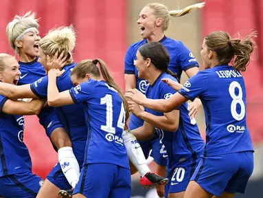 Para pemain Chelsea melakukan selebrasi usai menjuarai FA Women's Community Shield di Stadion Wembley, Sabtu (29/8/2020). Chelsea menang 2-0 atas Manchester City. (Justin Tallis/Pool via AP)