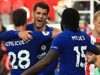 Striker Chelsea, Alvaro Morata melakukan selebrasi dengan rekan-rekannya usai mencetak hattrick saat berhadapan dengan Stoke City pada lanjutan Liga Inggris di Stadion Bet365 di Stoke-on-Trent, (23/9). Chelsea menang 4-0. (AFP Photo/Lindsey Parnaby)