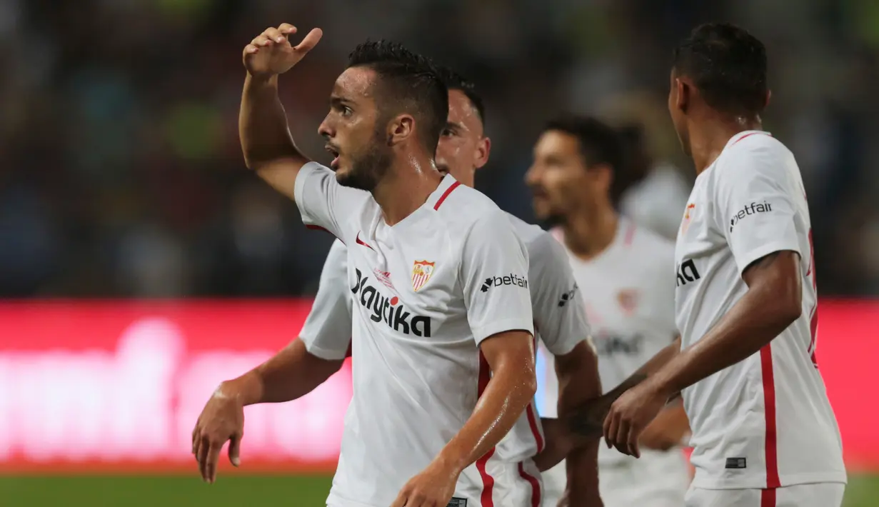 Pemain Sevilla, Pablo Sarabia berselebrasi usai mencetak gol ke  gawang Barcelona pada pertandingan Piala Super Spanyol di Tangier, Maroko, (13/8). Barcelona berhasil mengalahkan Sevilla dengan skor 2-1. (AP Photo/Mosa'ab Elshamy)