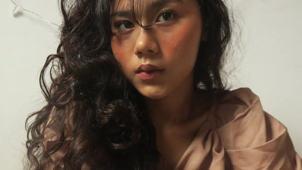 [Bintang] Flirty Cute, Glowing Cherry Makeup Andalan Nadin Amizah Jadi Model Dandanan Stunning Remaja Milenials