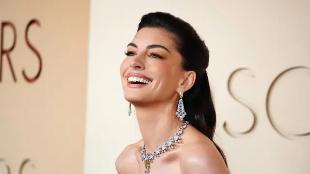 Anne Hathaway Pancarkan Elegansi dengan Berlian Bulhari di Oscar 2026