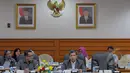 Wakil Ketua DPR RI Fachri Hamzah (keempat dari kiri) saat mengikuti rapat dengar pendapat umum bersama PSSI dan perwakilan 18 klub kompetisi Indonesia Super League (ISL) di Gedung DPR RI, Jakarta (23/2/2015). (Liputan6.com/Andrian M Tunay)