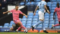 Gelandang Real Madrid, Eden Hazard menggiring bola dari kawalan bek Manchester City, Kyle Walker pada leg kedua babak 16 besar Liga Champions di Etihad Stadium, Inggris (7/8/2020). City menang tipis 2-1 dan melaju ke perempat final unggul agregat 4-2 atas Madrid. (Peter Powell/Pool Photo via AP)