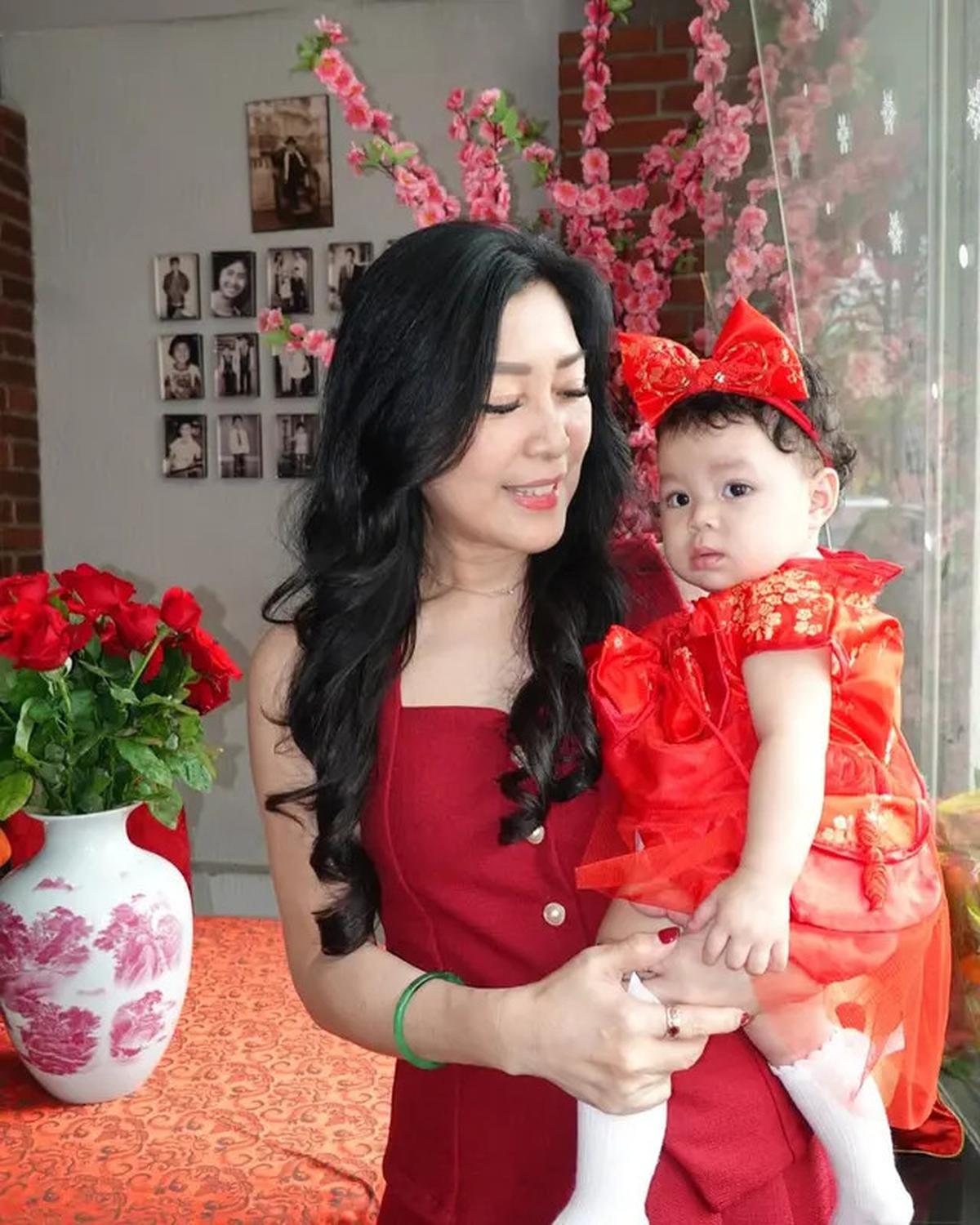 6 Potret Julie Tan Ibunda Larissa Chou Rayakan Imlek, Awet MudaGendongCucu