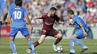 Striker Barcelona, Lionel Messi, berusaha melewati pemain Getafe pada laga La Liga di Stadion Alfonso Perez, Sabtu (16/9/2017). Barcelona menang 2-1 atas Getafe. (AP/Francisco Seco)