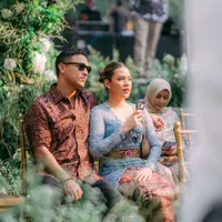 Sementara itu, Hamish Daud tampil super simple mengenakan kemeja Batik lengan pendek dan black jeans [tiktok.com/@ronysweetheart]