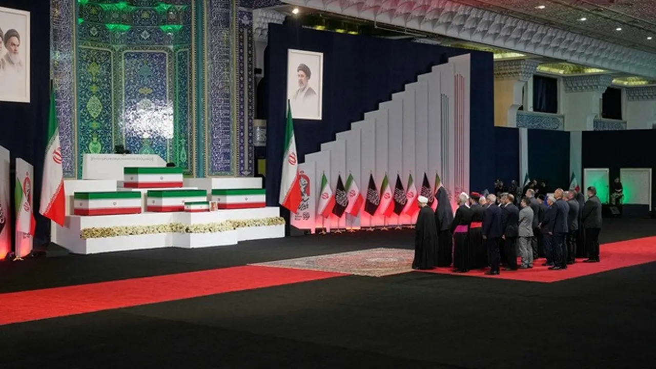 Pemuka agama Iran bersama para pelayat memberikan penghormatan di hadapan peti jenazah  Ali Khamenei serta anggota keluarganya dalam upacara penghormatan terakhir di Grand Mosalla, Teheran, Iran, Jumat (3/7/2026).