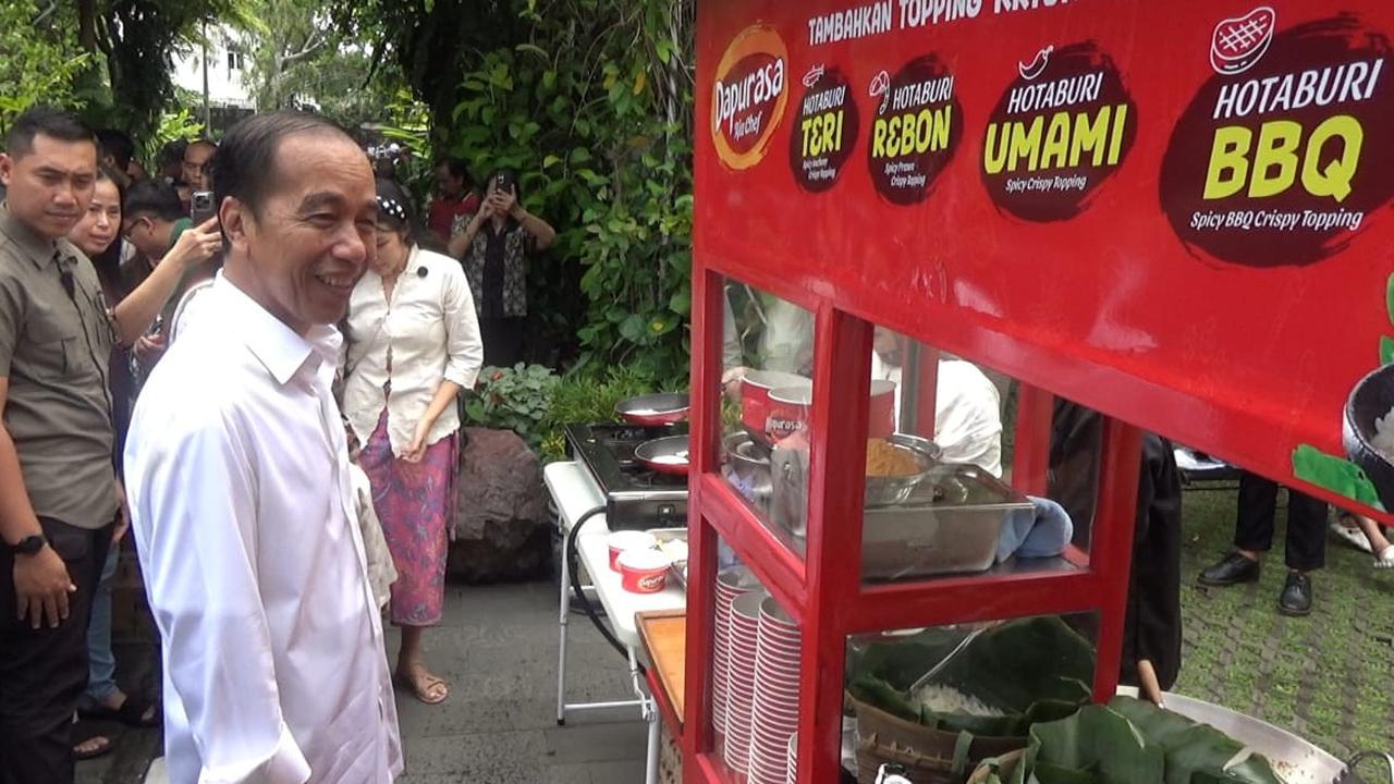 Momen Chef Arnold Datangi Rumah Jokowi Bawa Gerobak Merah