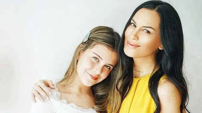 7 Pesona Manuella Aziza Putri Kedua Sophia Latjuba yang Jarang Tersorot