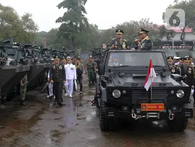 Menteri Pertahanan Prabowo Subianto (kanan) didampingi Panglima TNI Jenderal TNI Agus Subiyanto (kiri) melakukan pengecekan alat utama sistem senjata (alutsista) di Mabes TNI, Jakarta, Rabu (28/2/2024). (Liputan6.com/Herman Zakharia)