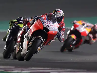 Pembalap Ducati Andrea Dovizioso memimpin balapan MotoGP Qatar 2018 di Sirkuit Internasional Losail (18/3). Andrea Dovizioso sukses memenangi seri pembuka MotoGP 2018 di Qatar. (AFP Photo/Karim Jaafar)