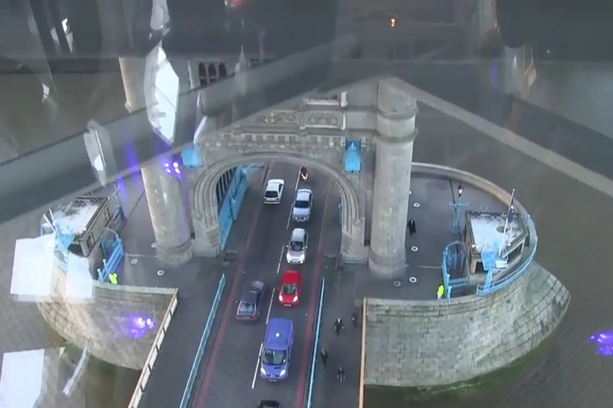 Wow, Jembatan Berlantai Tembus Pandang di London