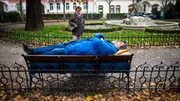 Aktivis berbaring di bangku di pusat kota Bratislava, 8 November 2018. Aksi itu untuk menunjukkan solidaritas kepada tunawisma di Hungaria yang dilarang tidur di tempat-tempat umum setelah diberlakukannya undang-undang tunawisma. (VLADIMIR SIMICEK/AFP)