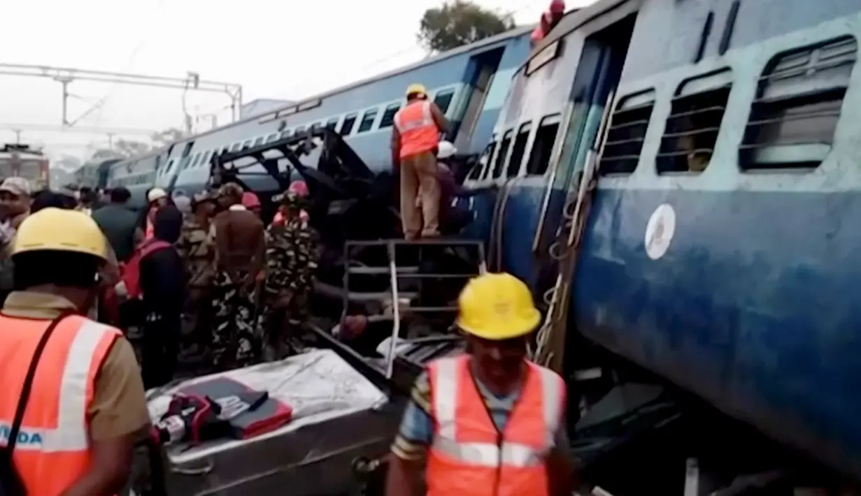 Kondisi gerbong kereta yang tergelincir di Andhra Pradesh, India, Minggu (22/1). Kabar sementara, sedikitnya 23 orang tewas dalam peristiwa tersebut. (AP Photo)