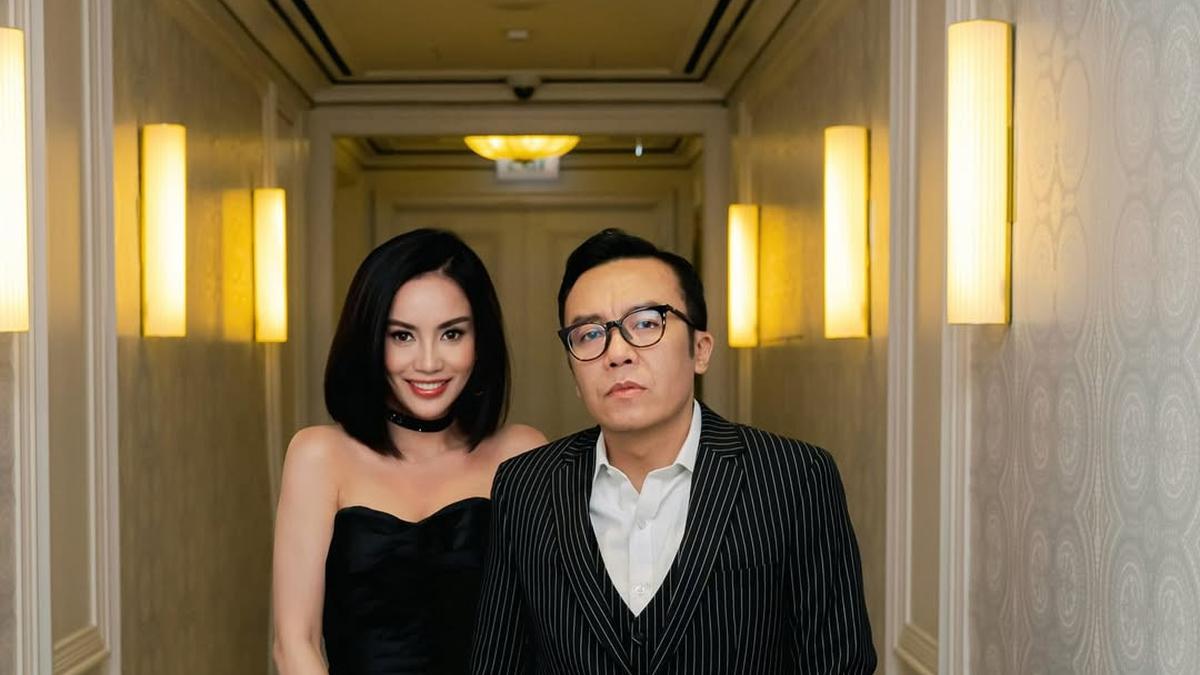 6 Gaya Ari Lasso Go Public dengan Dearly Joshua, Tampil Serasi dalam Balutan Busana Hitam Elegan