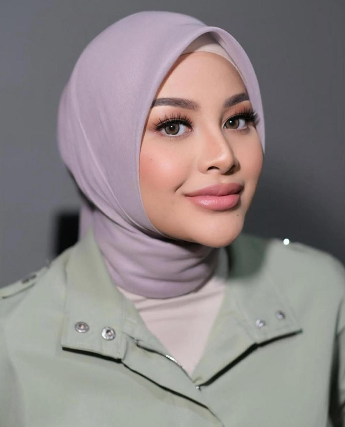 Model Hijab Aurel Hermansyah yang Bikin Penampilan Lebaran 2025 Makin Elegan