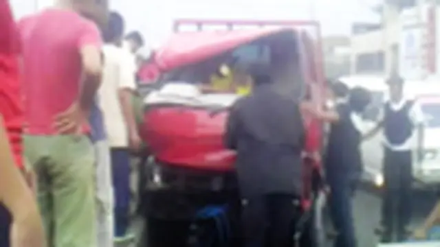Diduga mengantuk, Truk Tabrak Pembatas Jalan