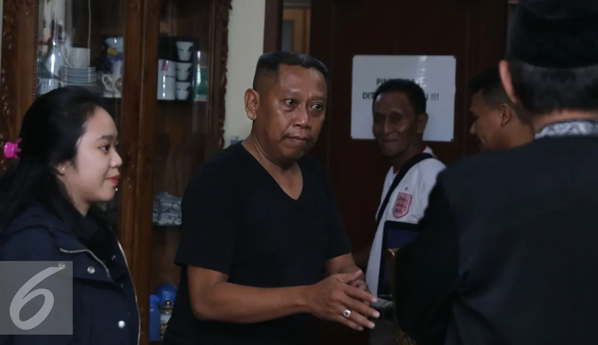 Tukul Arwana menerima tamu yang berdatangan untuk berbela sungkawa atas meninggalnya Susiana, Istri Tukul Arwana, Jakarta, Selasa (23/8). Susiana dikabarkan meninggal lantaran sesak nafas. (Liputan6.com/Herman Zakharia)