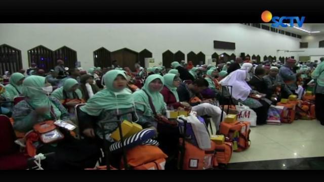 Sebanyak 382 jemaah haji asal Jakarta dan Banten tiba di Asrama Haji Pondok Gede, Jakarta Timur, Jumat dini hari.