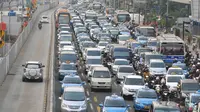 Beberapa kendaraan pribadi terlihat memasuki jalur busway yang sedang menerapkan sistem lawan arus (contraflow), Jakarta, Rabu (4/6/14). (Liputan6.com/Johan Tallo)