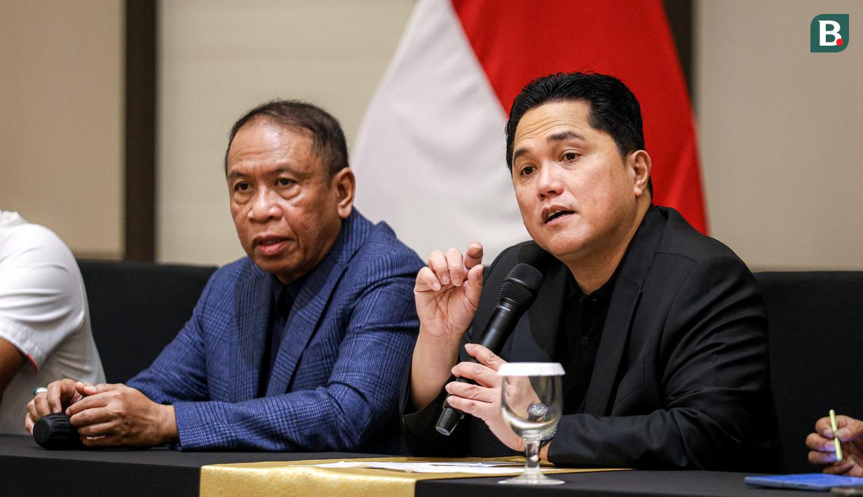 Ketua Umum PSSI, Erick Thohir (kanan) memberikan keterangan di samping Waketum PSSI, Zainudin Amali dalam konferensi pers terkait rencana baru perkembangan Timnas Indonesia yang berlangsung di Menara Danareksa, Kemayoran, Jakarta Pusat, Senin (06/01/2025). (Bola.com/Bagaskara Lazuardi)